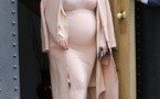 Kim Kardashian : "Je ressemble à une putain de baleine" Kim Kardashian, enceinte de sept mois, a visiblement hâte d'accoucher.