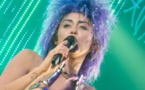 Elle a osé ! Miley Cyrus débarque sur scène avec… un sex-toy géant entre les jambes (photos)