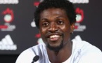 Adebayor, 250 000 euros par semaine sans jouer ! S’il n’a plus joué le moindre match depuis le mois de mars dernier, Emmanuel Adebayor, qui pourrait rebondir lors du mercato hivernal après avoir été libéré par Tottenham, touche pourtant toujours un s