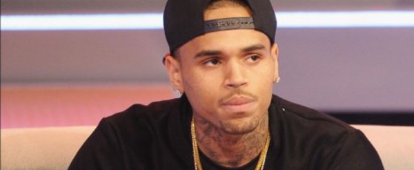 VIDEO- Chris Brown de nouveau accusé de violences, la police perquisitionne sa propriété