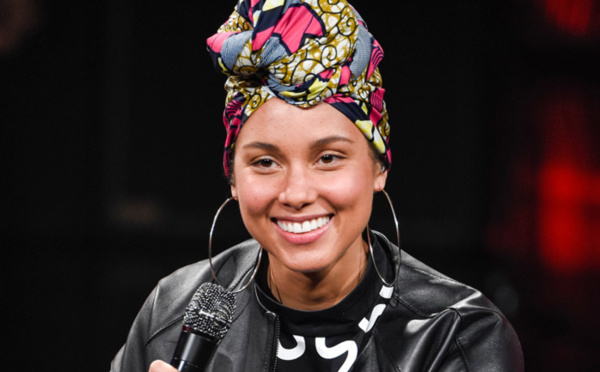 Alicia Keys ne se maquille plus, mais un petit peu quand même Sa maquilleuse de l'ombre s'est expliquée à la presse.