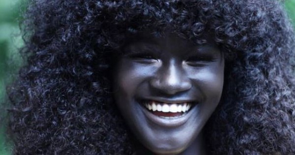 Khoudia Diop : Moquée pour sa couleur de peau, cette Sénégalaise est désormais l’une des mannequins les plus convoitées du monde