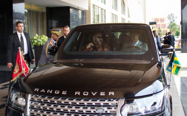 Paul Kagame conduit sa voiture personnelle pour déposer le Roi Mohammed VI à l'aéroport de Kigali