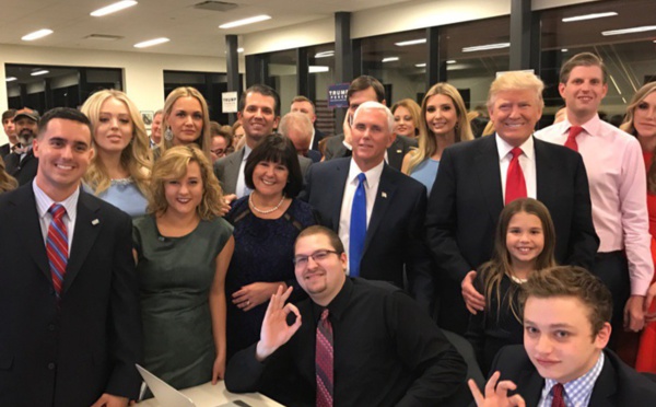 Les Trump tout sourire en regardant les résultats