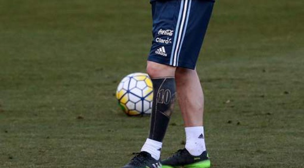Le nouveau tatouage de Messi n'est pas passé inaperçu La "Pulga" arbore un nouveau tatouage à la jambe gauche.