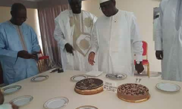 Le Président Macky Sall a l'embarras du choix devant ses gâteaux d'anniversaire