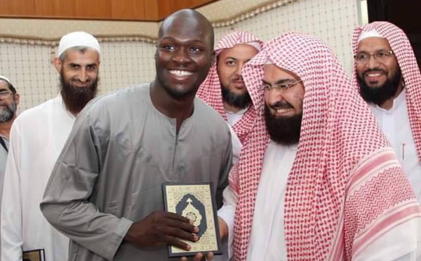 Moussa Sow, reçoit le cadeau de Son Excellence Sheikh Abdul Rahman Al-Sudais Imam des Deux Saintes Mosquées.