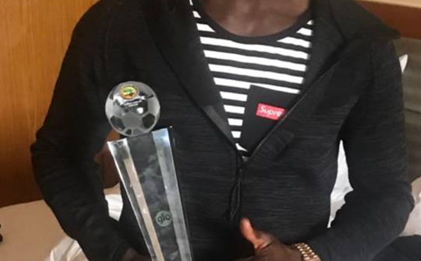 Sadio Mané pose avec son trophée de troisième meilleur joueur africain 2016