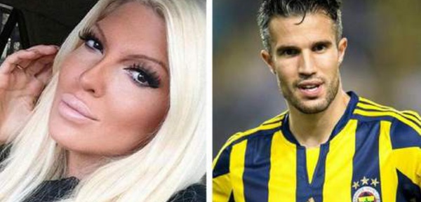 Van Persie insulté et menacé par la femme d'un adversaire Les supporters de Besiktas diront que Robin Van Persie l'a un peu cherché.