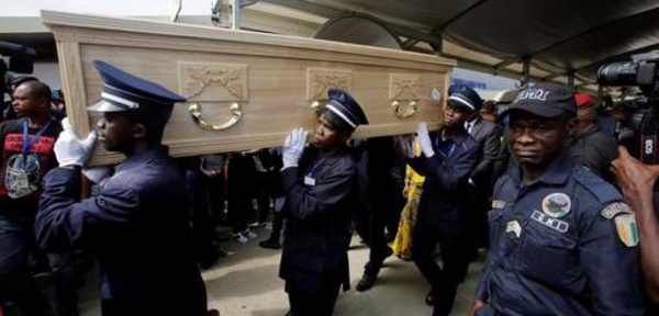 Le joueur a été victime d'un arrêt cardiaque fatal le 5 juin lors d'une séance d'entraînement avec son club Beijing Enterprises (2e div. chinoise).  Les internationaux ivoiriens de Marc Wilmots, parmi lesquels Salomon Kalou, Wilfried Bony, Kolo Touré