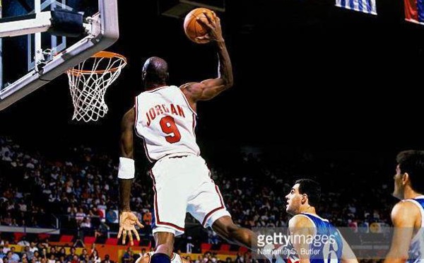 Vendu 244.000 €, le maillot des JO 1984 de Jordan explose les records