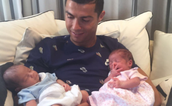 Ronaldo présente ses jumeaux