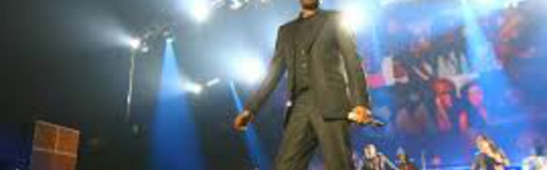 El Hadj Diouf explose encore le concert de Youssou Ndour avec ses pas de danse. Regardez!