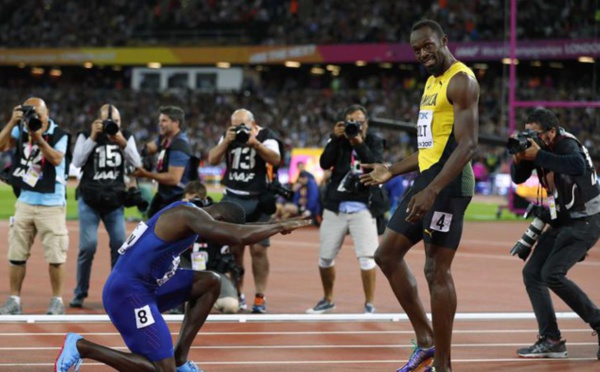 Après son sacre sur 100 m, Gatlin s'est prosterné devant Bolt