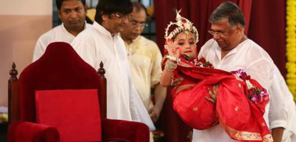 Une fillette de 3 ans intronisée nouvelle "déesse vivante" au Népal