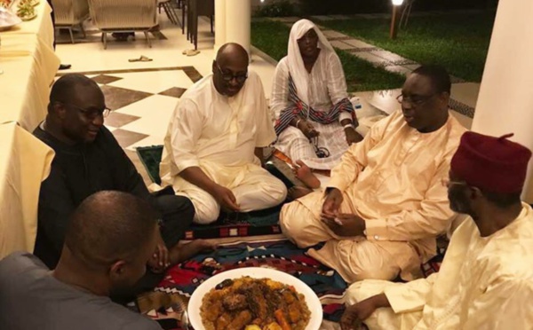 TAMKHARITE 2017 : Le Président Macky Sall et ses invités devant son bol de « tiéré »