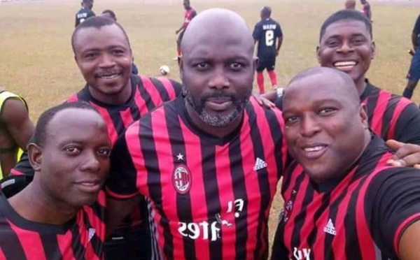 Le tout nouveau président de la République du Libéria Georges Weah avec ses compatriotes dans un terrain de football à Monrovia ce samedi 6 janvier 2018.