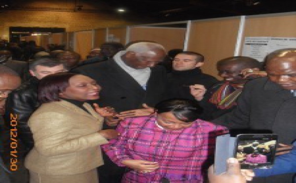 Paris. Mme Abdou Diouf oublie de prendre le bulletin de Wade. (Photos)