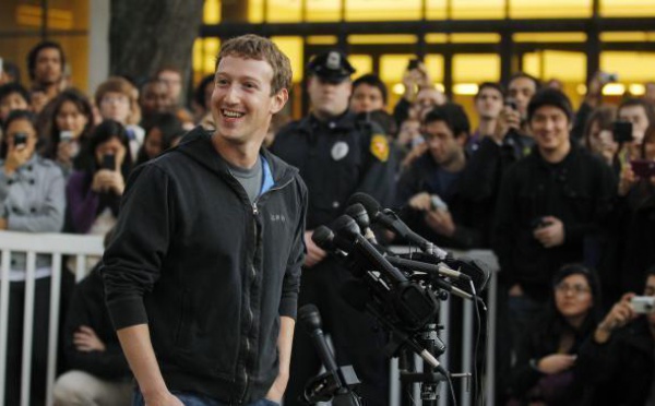 La métamorphose du patron de Facebook, Mark Zuckerberg, de gamin têtu à PDG superstar