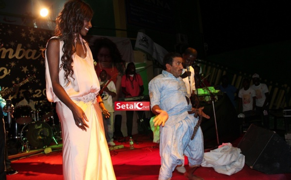 REGARDEZ. Coumba Gawlo Seck fait faire du "Thiakhagoune" aux maures
