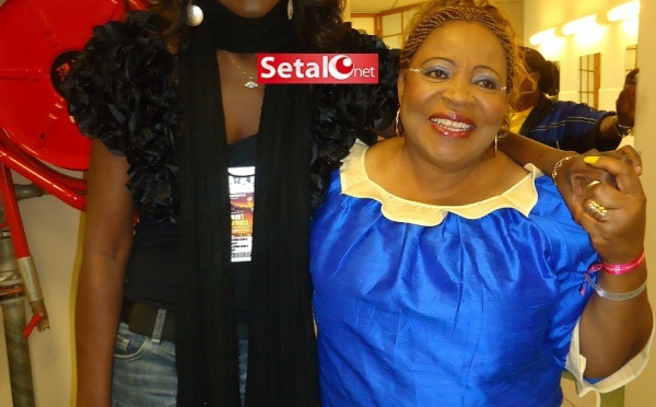 REGARDEZ. La Diva Coumba Gawlo Seck en compagnie de la mère du Président gabonais