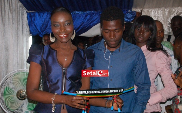 REGARDEZ. Coumba Gawlo reçoit un cadeau d'un fan