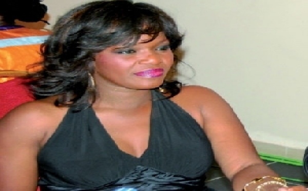 Eva Tra tombe dans les bras d’un assureur