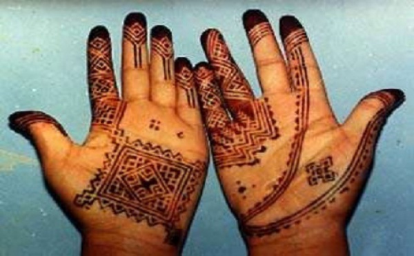 Charmé par le henné mauritanien, Mme Macky Sall emmène avec elle des haneyatt