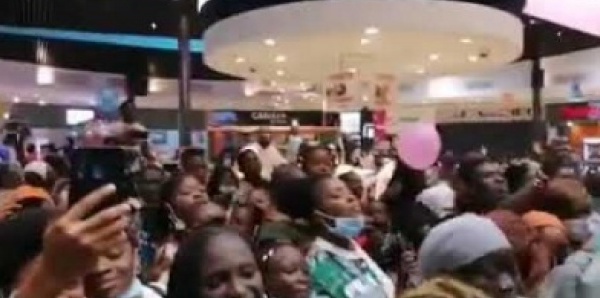 Regardez la foule impressionnante qui a accueilli les acteurs de MDHM à Abidjan