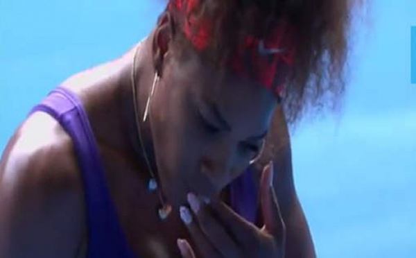Serena Williams se donne un coup de raquette dans le visage