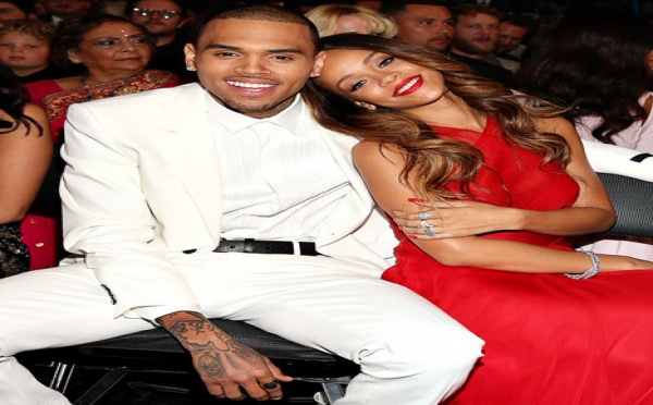 Rihanna dans les bras de Chris Brown pendant les Grammys