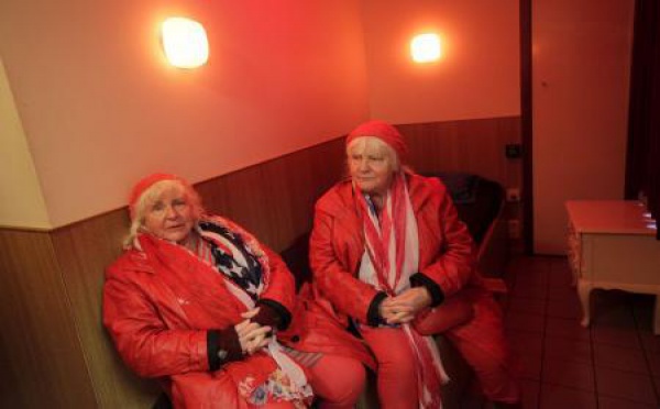 A 70 ans, les prostituées jumelles Louise et Martine prennent leur retraite: "On a couché avec 355.000 hommes"