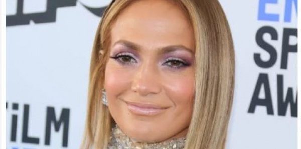 Trop de chirurgie esthétique? Jennifer Lopez répond