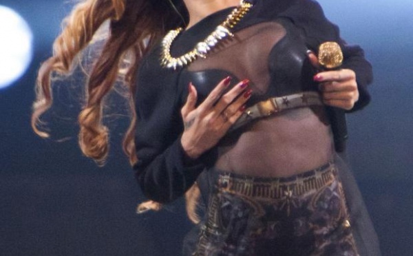 Rihanna bouillante dès les premières minutes de son Diamonds World Tour...
