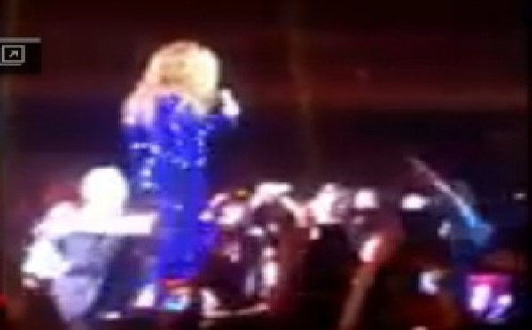 REGARDEZ. Beyoncé se fait tapoter les fesses sur scène