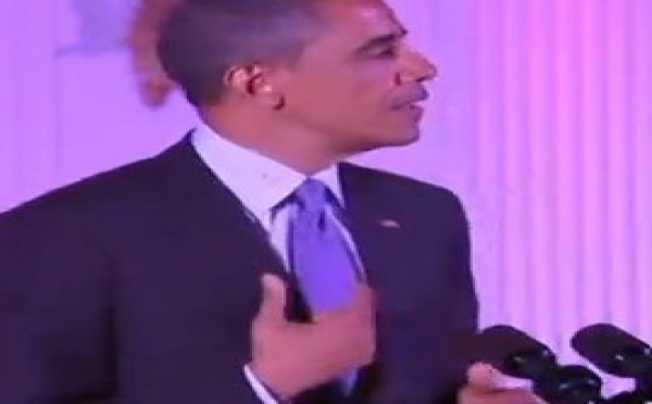 Obama et la trace de rouge à lèvre sur le col de sa chemise