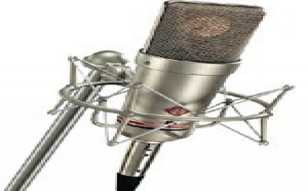 ECOUTEZ. L'animateur lui donne le « sukaru koor » et lui « vole » sa virginité