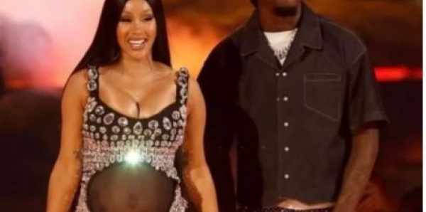 Surprise: Cardi B dévoile sa grossesse en plein show