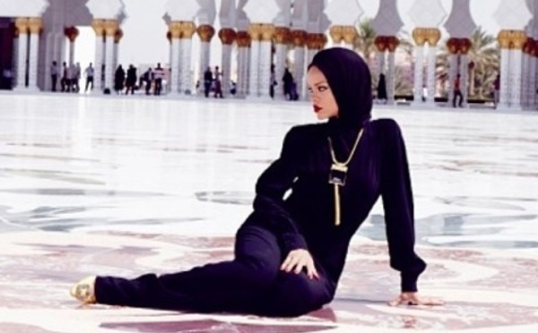 Rihanna quitte la mosquée d'Abou Dhabi après des poses suggestives
