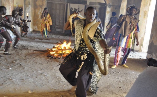 Tournage du clip "Diofior": Pape Diouf avec un serpent autour du cou