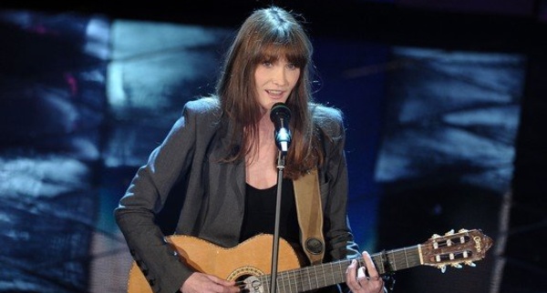 Carla Bruni chante sa "Little French Song" sur le plateau d'Ellen DeGeneres