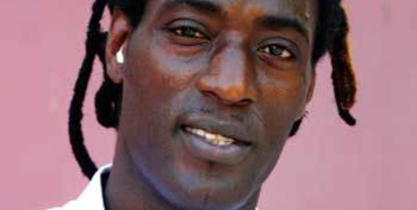 Mame Gor Diazaka bastonné par un gorille de Cheikh Amar