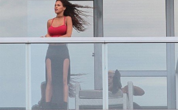 Mario Balotelli et Fanny Neguesha : il y a du (beau) monde au balcon !
