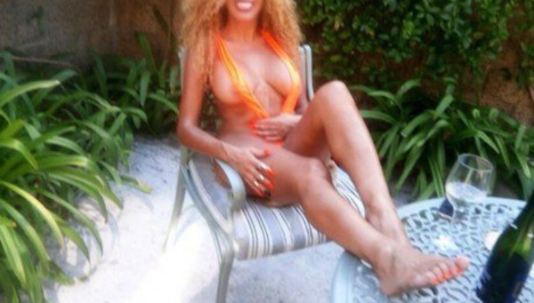 Afida Turner : un come-back tétonnant !