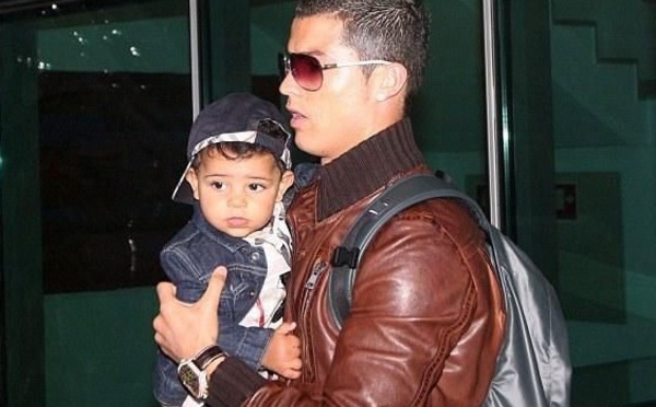 Cristiano Ronaldo et son fils : On ne connaîtra ‘jamais’ l’identité de la maman…