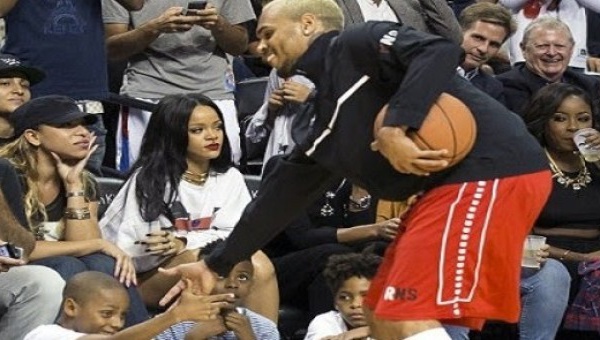 Rihanna et Chris s’ignorent à un match de Basket Ball [Photos]