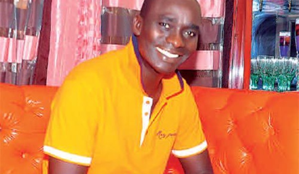 Le chanteur sommé de payer 10 millions à un enseignant