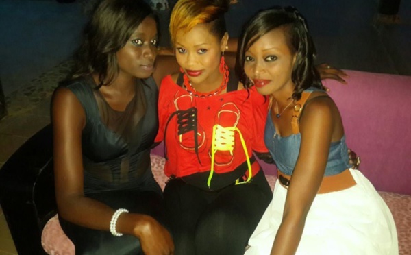 Guigui en compagnie de l'équipe de 100% buzz