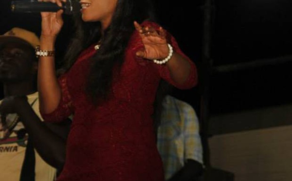 (Photos) Aïda Samb enflamme le village de Yaya Jammeh