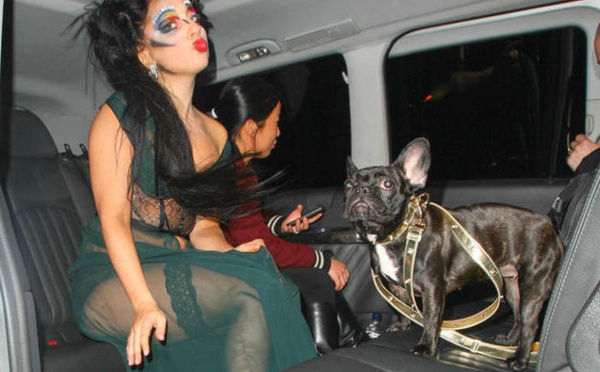 Lady Gaga au bowling en nuisette